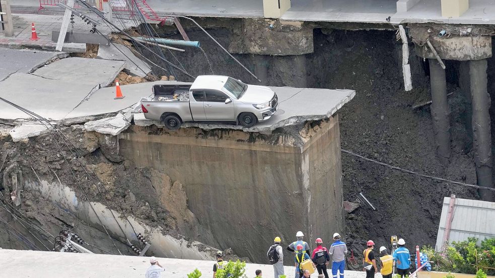 Bilder von dem spektakulären Erdloch gingen schnell viral. Foto: Sakchai Lalit/AP/dpa