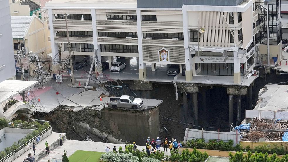 Das Erdloch vor dem Krankenhaus war gewaltig. Foto: Sakchai Lalit/AP/dpa
