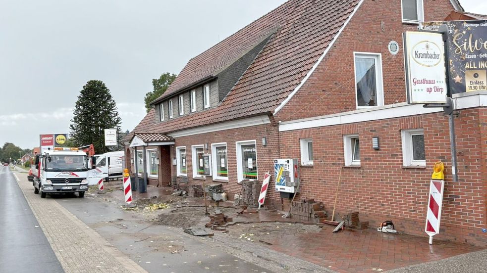 Vor dem „Gasthuus up Dörp“ an der Papenburger Straße in Flachsmeer wurden fünf Linden gefällt. Fotos: Holger Schütte