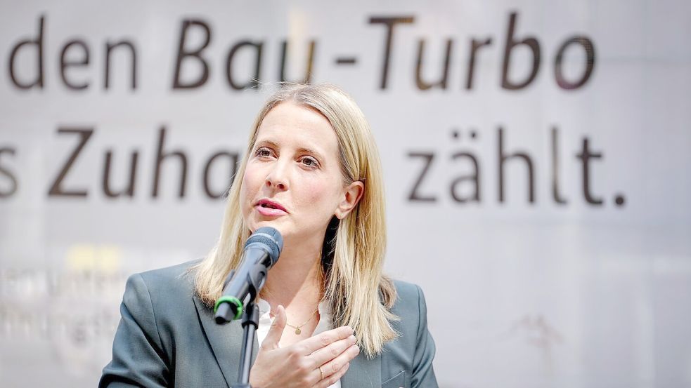 Bundesbauministerin Verena Hubertz. Die Bundesregierung will über schnellere Genehmigungen den schleppenden Wohnungsbau in Schwung bringen. (Archivbild) Foto: Kay Nietfeld/dpa