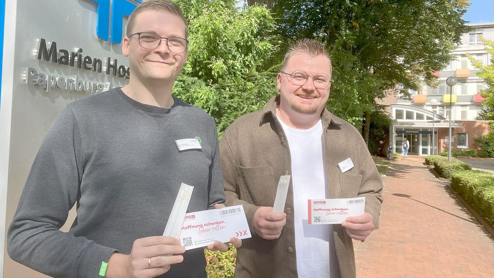 Arbeitskollegen und Stammzellenspender: Wie ein doppelter „Sechser im Lotto“ kommen Wilfried Sinnigen (links) aus Papenburg und Florian Gerbsch aus Lingen daher. Beide sind beruflich in der Kinder- und Jugendpsychiatrie in Aschendorf tätig und haben schon erfolgreich Stammzellen gespendet. Foto: Gerd Schade