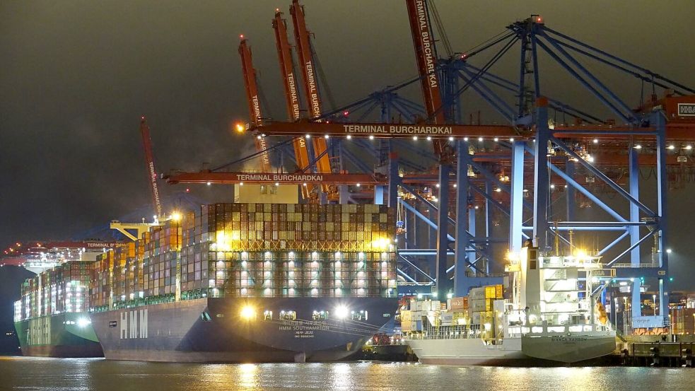 Die Wirtschaft hat sich in den einzelnen Bundesländern sehr unterschiedlich entwickelt. Hamburg, dessen Hafen hier zu sehen ist, hat zugelegt. (Archivbild) Foto: Friedemann Kohler/dpa