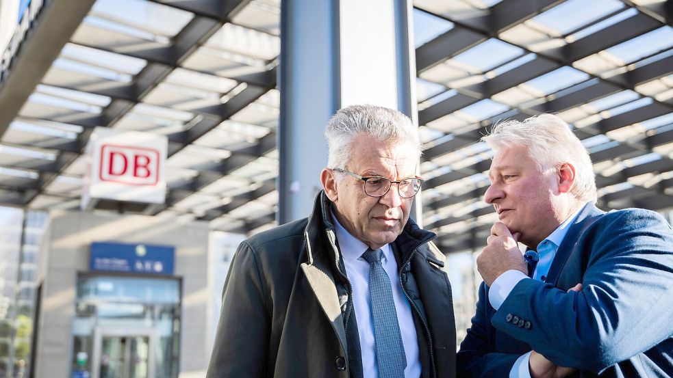 EVG-Chef Martin Burkert (rechts) und Werner Gatzer, Vorsitzender des Aufsichtsrats der Deutschen Bahn, kurz vor der Aufsichtsratssitzung. Foto: Christoph Soeder/dpa