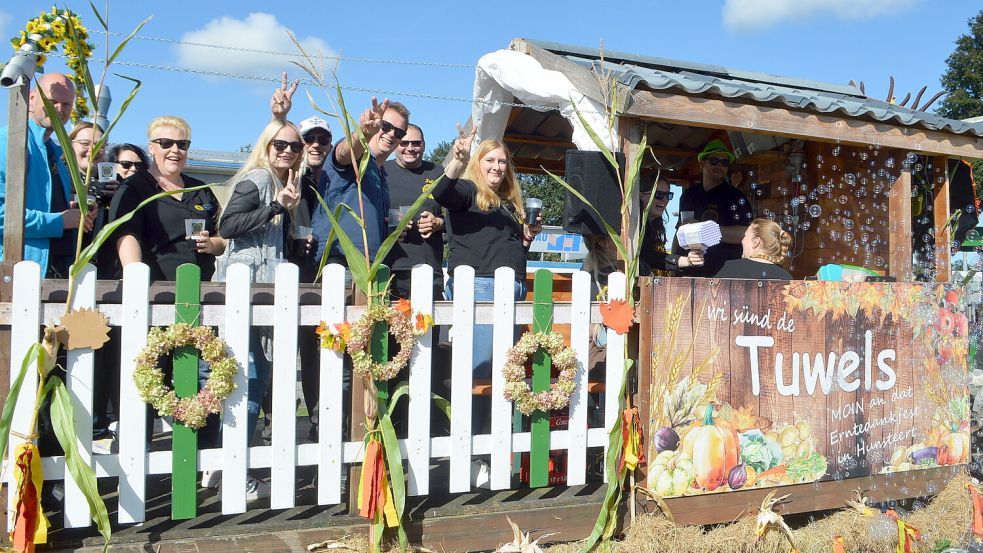 Beim Ernteumzug am Sonntag nehmen mehr als 70 Wagen teil. Dieses Bild zeigt den Wagen der „Tuwels“ aus dem vergangenen Jahr. Foto: Holger Weers/Archiv