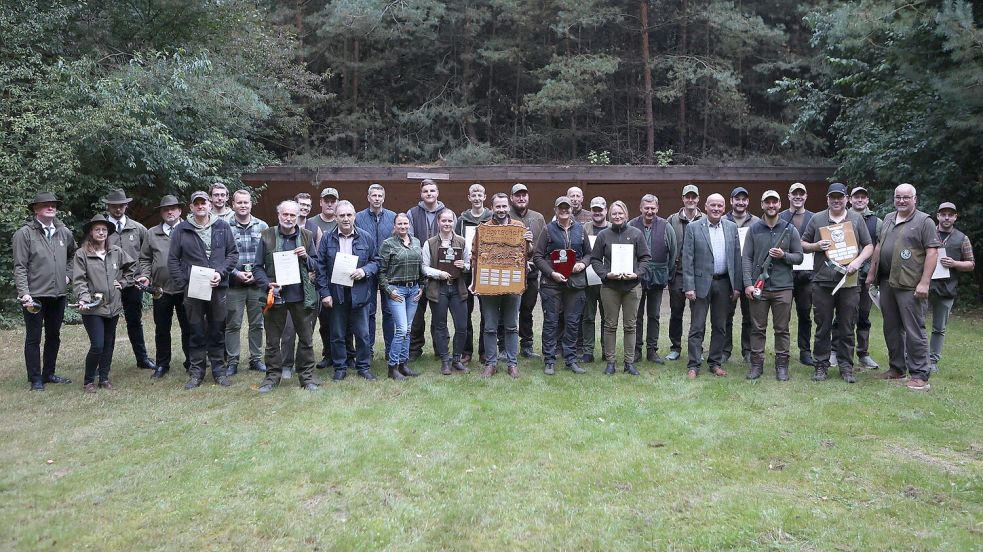 Teilnehmerinnen und Teilnehmer der Kreismeisterschaft im jagdlichen Schießen der Jägerschaft Cloppenburg e.V. auf dem Schießstand Bührener Tannen. Foto: Alina Hogartz
