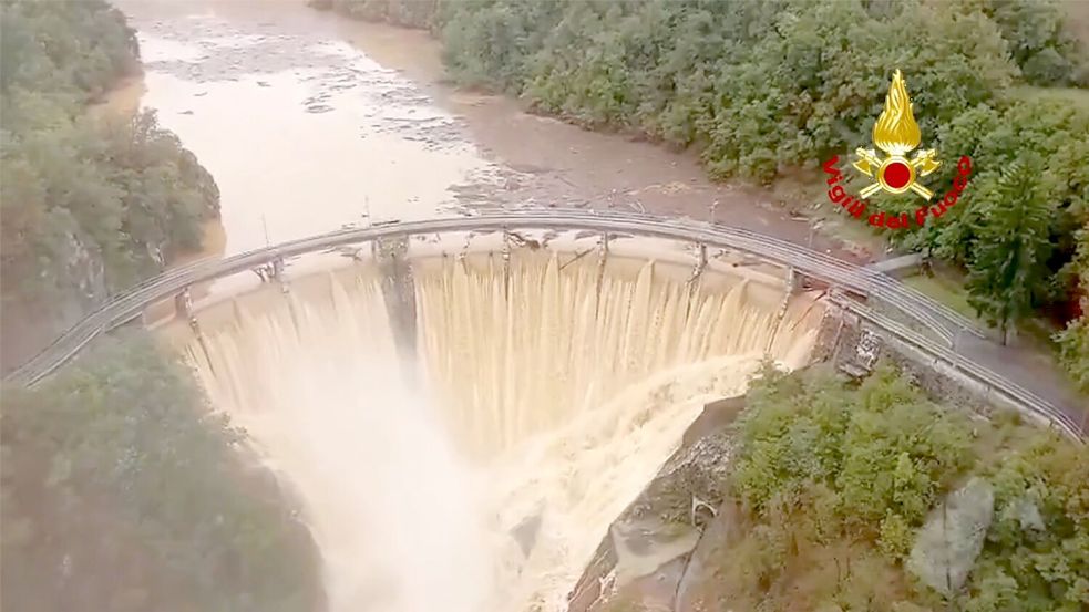 Das Standbild aus einem Video der italienischen Feuerwehr zeigt den Fluss Valla. Foto: -