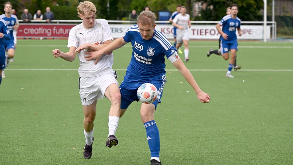 Vorwärts Nordhorn (links) verlor kürzlich 0:3 in Esens, siegte aber zuletzt 4:2 gegen Schüttorf. Dennoch kam es nun zum Trainerwechsel. Foto: Heiner Steenhoff