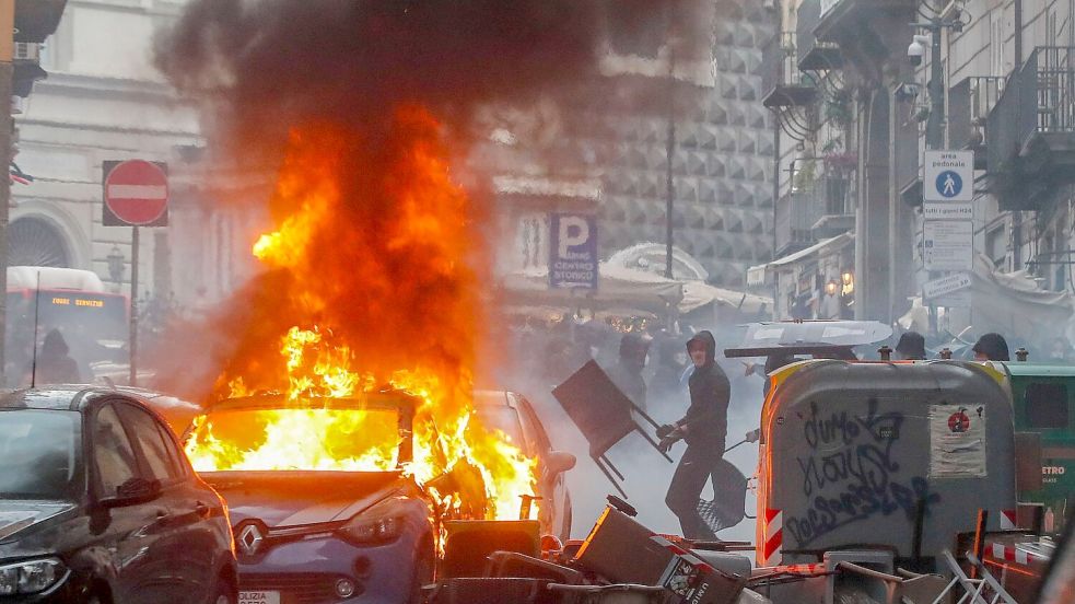 Vor dem Spiel der Eintracht in Neapel 2023 gab es schwere Ausschreitungen. Foto: Salvatore Laporta/AP/dpa
