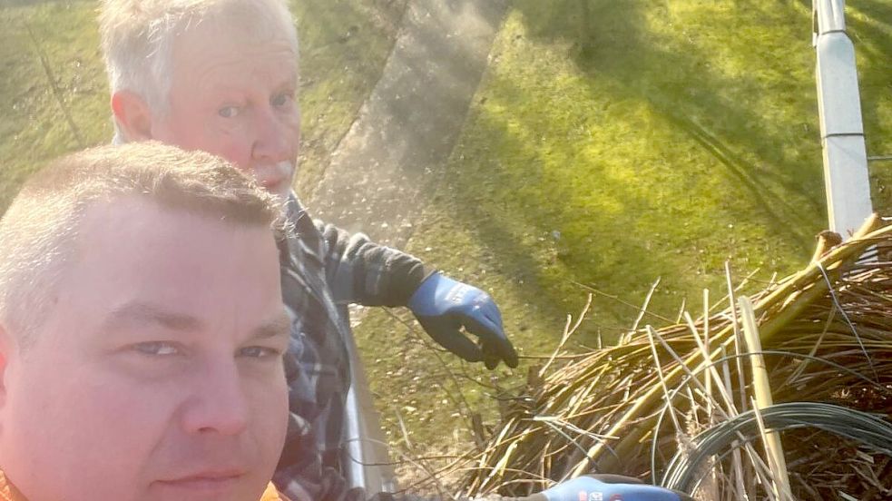 Die Storchenväter Holger Boekhoff (vorne) und Hans Appiß kümmern sich um die Störche und auch um die Nester. Foto: Holger Boekhoff