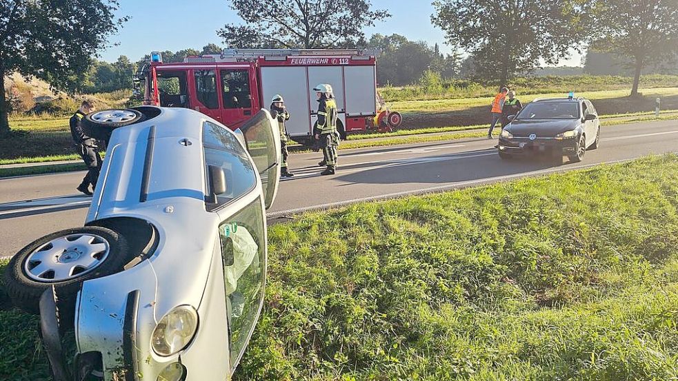 Das Auto der Frau landete auf der Seite. Foto: Jens Kotte/Feuerwehr Friesoythe