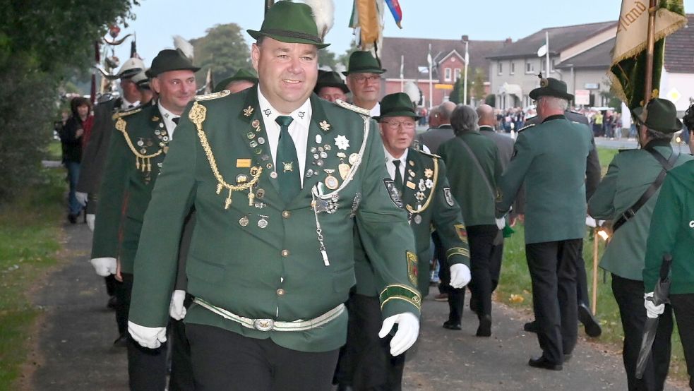 Am Wochenende feierten de Holterfehner Schützen mit Major Karsten de Freese (vorne) und vielen Gastvereinen das 100-jährige Bestehen. Foto: Holger Weers