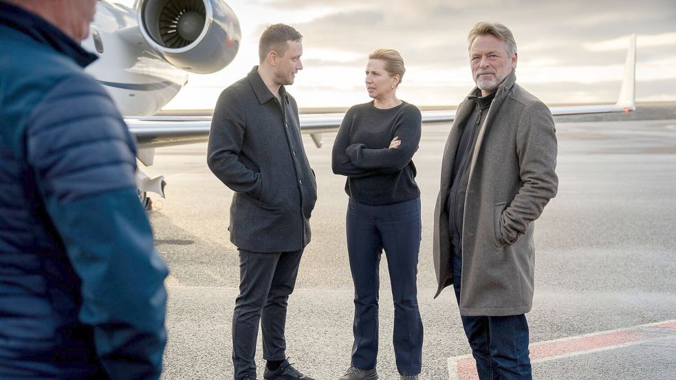 Der grönländische Regierungschef Jens-Frederik Nielsen (links) begrüßte die dänische Ministerpräsidentin Mette Frederiksen und ihren Ehemann Bo Tengberg am Dienstagabend in Nuuk. Foto: Mads Claus Rasmussen/Ritzau Scan
