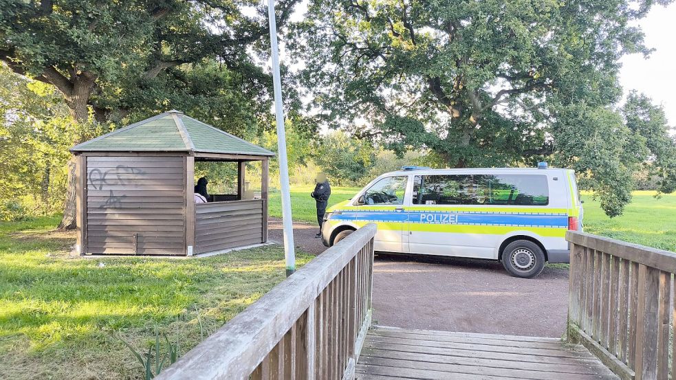 Die Polizei rückte zu einer Holzhütte am Oll Wiek in Rhauderfehn aus. Foto: Daniel Grüneke