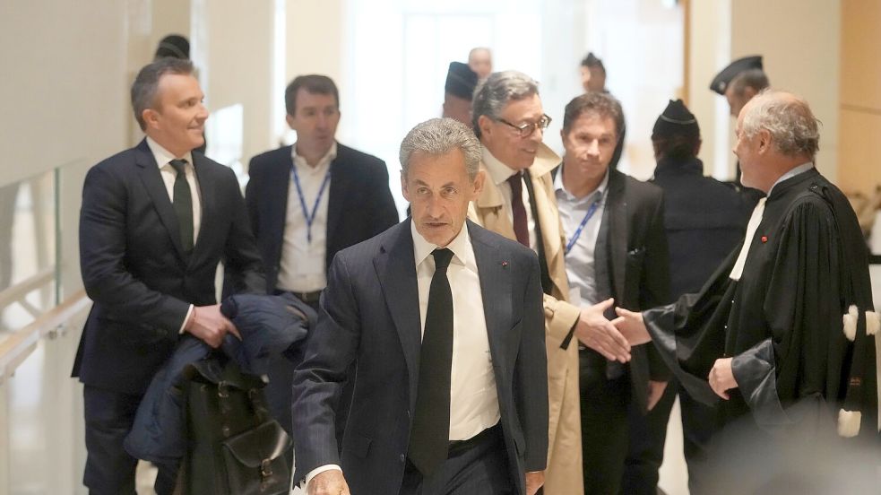 Sarkozy streitet alle Vorwürfe gegen ihn vehement ab. (Archivbild) Foto: Thibault Camus/AP/dpa