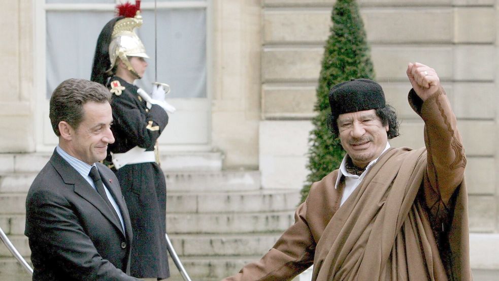 2007: Sarkozy empfängt Al-Gaddafi mit Pomp im Élysée-Palast. (Archivbild) Foto: epa Maya Vidon/EPA/dpa