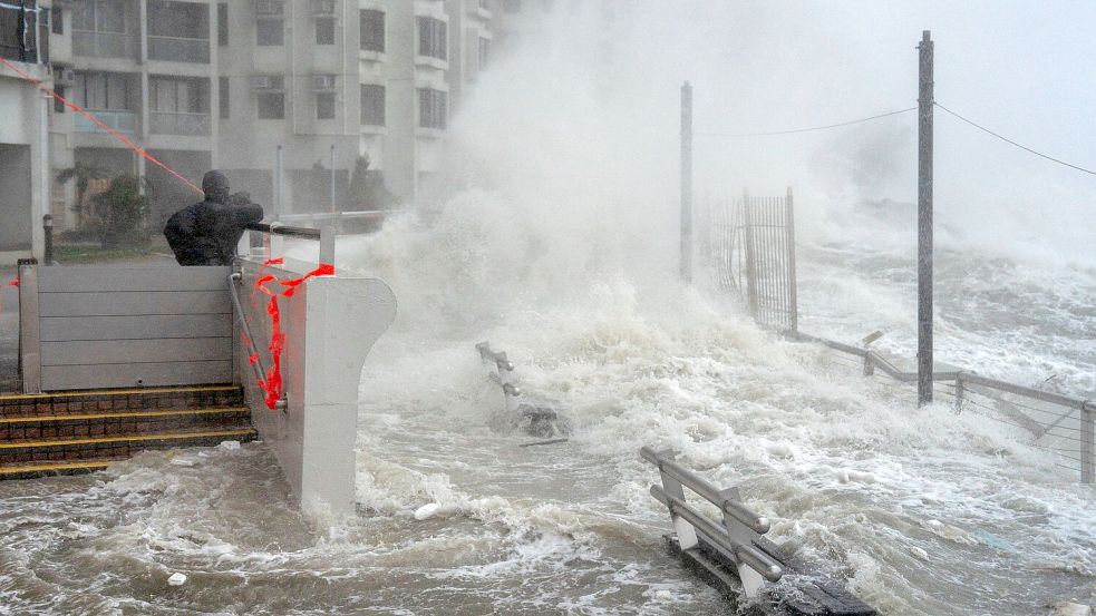 In vielen Küstengegenden drückten der Orkan das Meerwasser in die Städte. Foto: Vernon Yuen