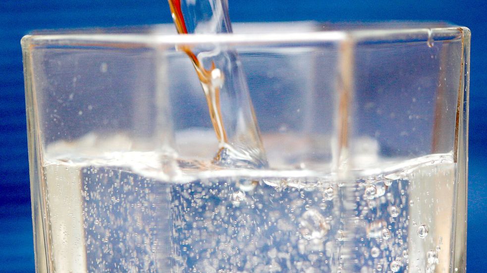 Mineralwasser, egal ob mit oder ohne Kohlensäure, wird sehr häufig getrunken. Foto: Roland Weihrauch/dpa