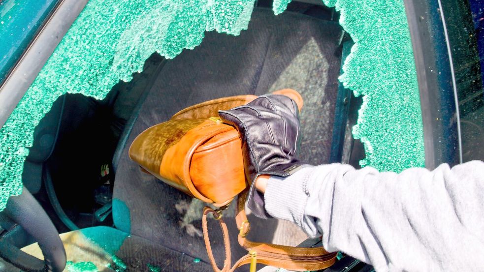 Diebe entwendeten eine Geldbörse aus einem Auto durch eine zerbrochene Seitenscheibe. Foto: Imago/ McPhoto