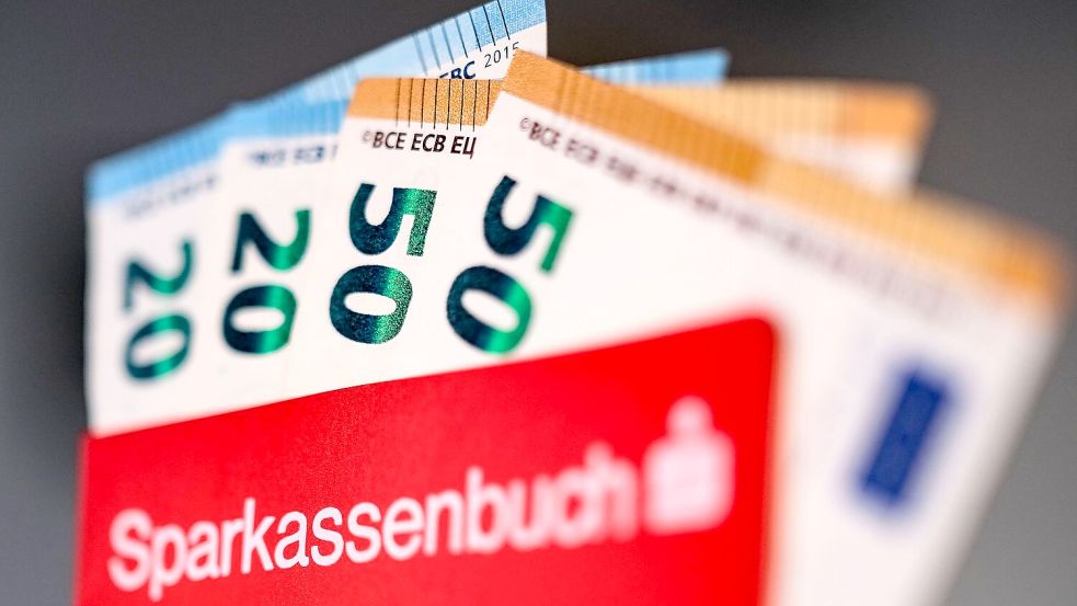 In Deutschland beliebt: Bargeld, Sparbuch, Tagesgeld. (Symbolbild) Foto: Oliver Berg