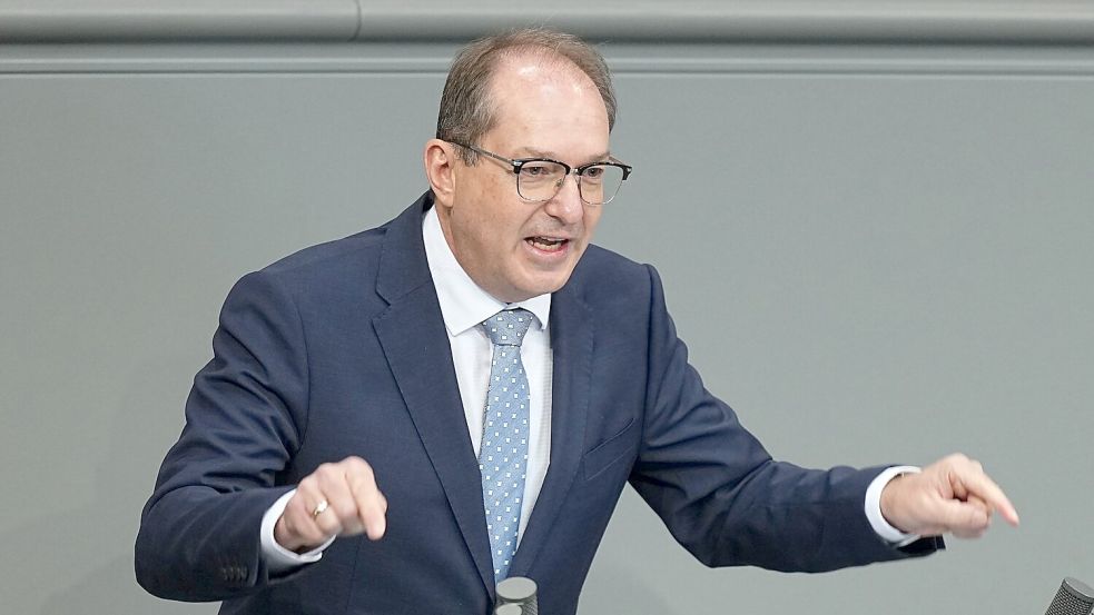 Bundesinnenminister Alexander Dobrindt (CSU) will sich verstärkt um unerlaubte Drohnenüberflüge kümmern. Foto: Michael Kappeler/dpa