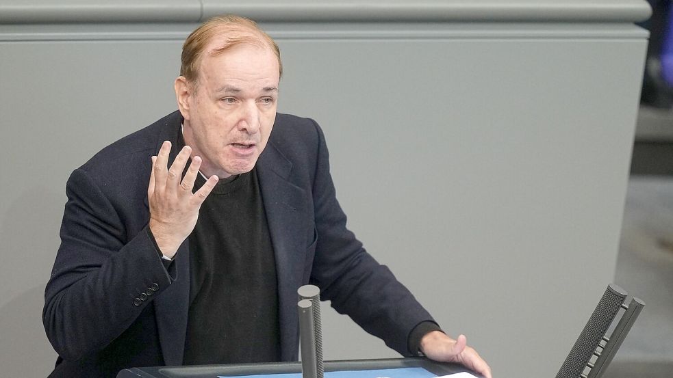 Der innenpolitische Sprecher der AfD-Fraktion, Gottfried Curio, sagte mit Blick auf den russischen Angriffskrieg: „Der Bürger will eine Regierung, die sich kümmert, aber um die Probleme im Land und nicht Milliarden in der Ukraine verbrennt.“ Foto: Michael Kappeler/dpa