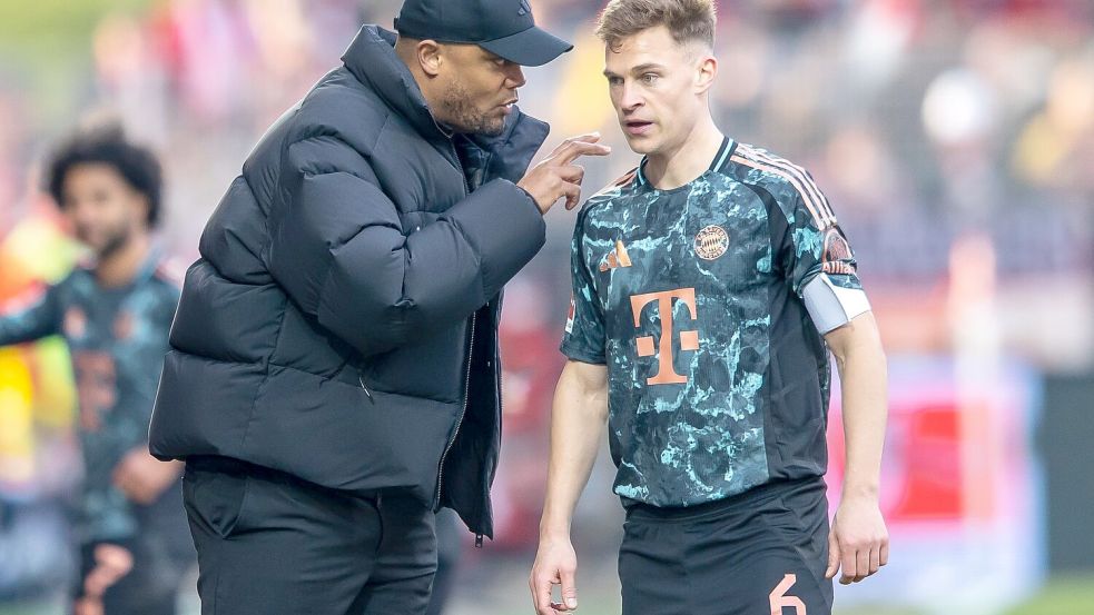 Für Trainer Vincent Kompany (l) ist Joshua Kimmich während der Spiele ein zentraler Ansprechpartner. Foto: Andreas Gora