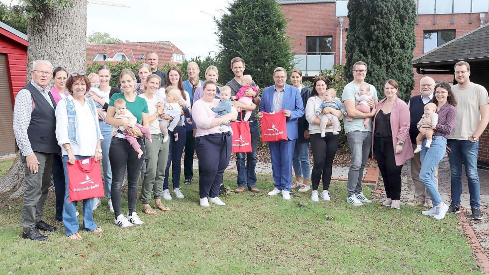 Zahlreiche Eltern waren mit ihren Babys zum Willkommenstag in der Gemeinde Barßel in das Pfarrheim gekommen. Foto: Hans Passmann