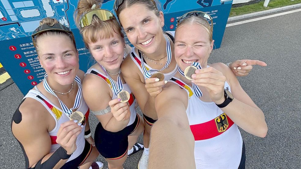 Freuen sich über ihre erste WM-Medaille: Lisa Gutfleisch (v. li.), Sarah Wibberenz, Frauke Hundeling aus Bramsche und Pia Greiten aus Bissendorf zeigen ihre Bronzemedaille. Foto: Pia Greiten
