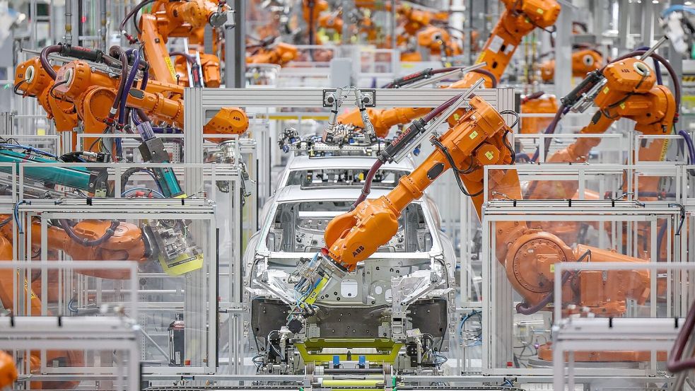 Die Autoindustrie hat deutlich weniger Industrieroboter aufgestellt. (Archivbild) Foto: Jan Woitas