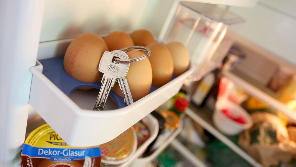 Ein Schlüsselbund liegt im Eierfach eines Kühlschranks. Foto: Karl-Josef Hildenbrand