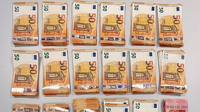 Die gefundenen Scheine ergeben einen Betrag von 19.765 Euro. Foto: Zoll