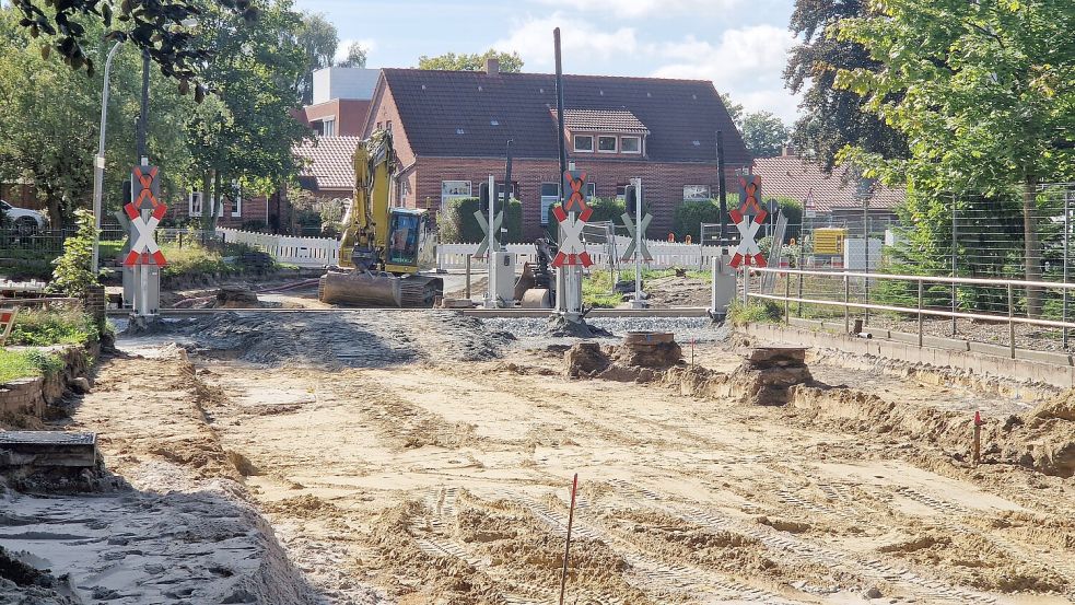 Der gesperrte Bahnübergang an der Graf-Edzard-Straße hat Auswirkungen auf den Verkehr in Weener. Viele Autofahrer müssen auf dem Weg zur Arbeit, zur Schule oder zum Einkaufen weite Umwege fahren. Foto: Tatjana Gettkowski