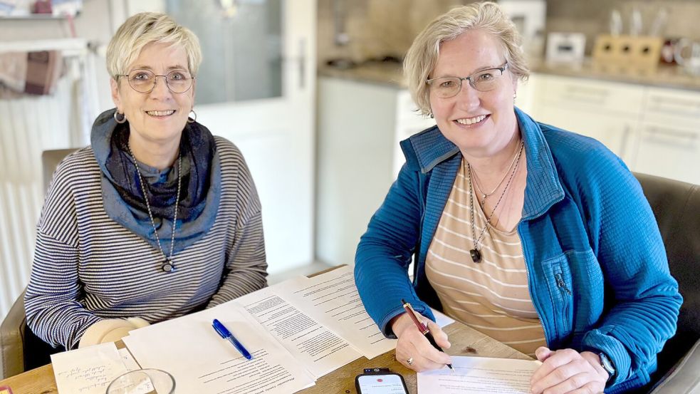 Diesmal fand die Aufzeichnung der neuen Podcastfolge von „Fertig, los!“ nicht im Zeitungsarchiv statt, sondern in der Wohnküche von Bärbel Auen (links). Redakteurin Astrid Fertig unterhielt sich mit ihr über Kindererziehung. Foto: Jasper Fertig