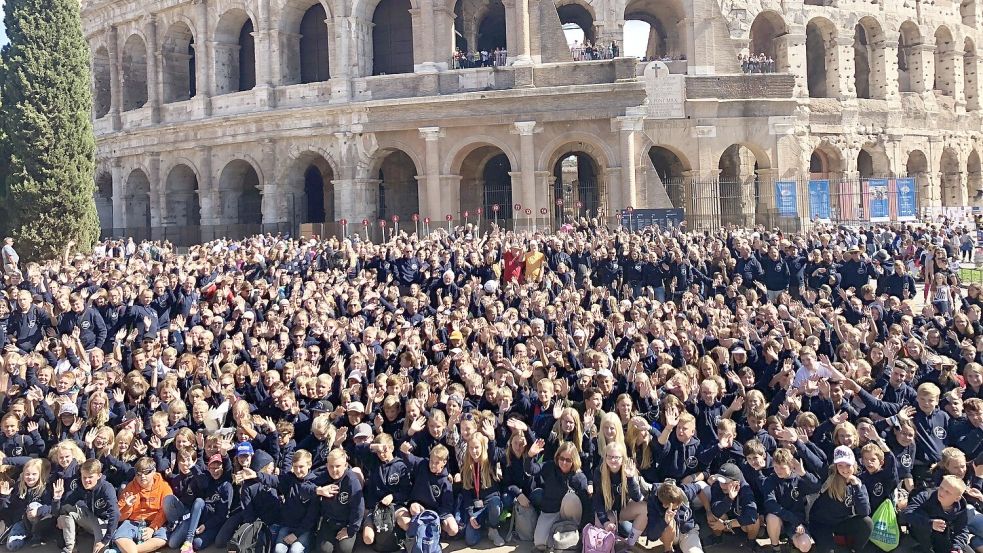2018 reisten rund 1000 Schülerinnen und Schüler, Lehrkräfte und Begleitpersonen der FCSO nach Rom und machten ein Gruppenbild vor dem Kolosseum. Foto: privat/Archiv
