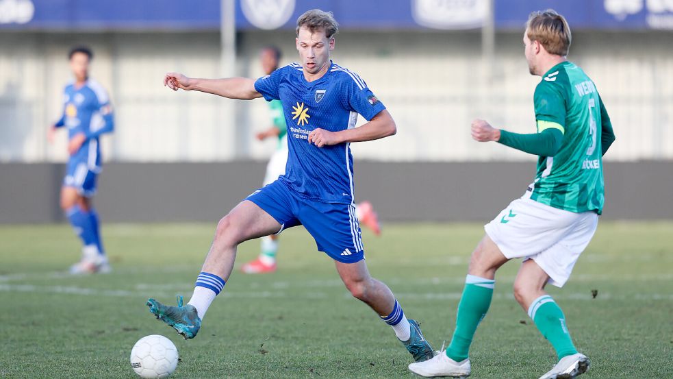 David Schiller (links) glänzte bei Kickers gegen Lohne mit zwei Einwurf-Vorlagen, Werder-Kapitän Cimo Röcker (rechts) überzeugt derzeit auch als Torschütze. Hier ein Bild aus dem Testspiel Anfang des Jahres in Emden. Archivbild: Doden/Emden