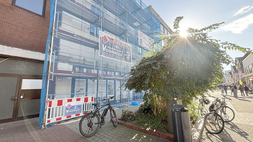 Noch ist das Gebäude Mühlenstraße 116 eingerüstet. Zum 1. Oktober wird hier wieder ein Geschäft eröffnen. Foto: Jonas Bothe