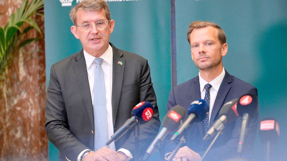 Sprechen von einem „hybriden Angriff“: Dänemarks Verteidigungsminister Troels Lund Poulsen und Justizminister Peter Hummelgaard. Foto: Emil Helms/Ritzau Scanpix Foto/A