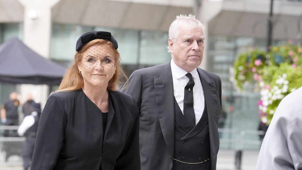 Sarah, Herzogin von York und ihr Ex-Mann Prinz Andrew bei der Ankunft zur Requiem-Messe für Katharine, Herzogin von Kent, in der Westminster Cathedral vor wenigen Tagen. Foto: dpa/Jordan Pettitt
