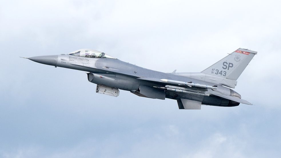 In Polen sucht das Militär zurzeit weitere Teile der abgeschossenen Rakete. Dabei handelt es sich vermutlich um eine vom Kampfflugzeug F-16. Foto: dpa/ Boris Roessler