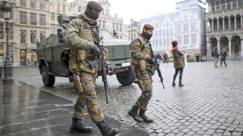 Bereits 2015 patrouillierten belgische Soldaten in Brüssel (wie hier auf dem Grand-Place/Grote Markt), als die Terrorgefahr auf Stufe 3 angehoben wurde. Kommen die Soldaten jetzt wieder nach Brüssel? Foto: dpa/EPA/Olivier Hoslet