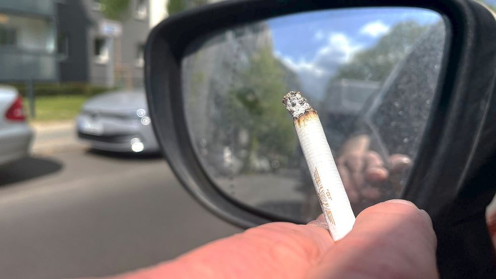 Der Bundesrat unternimmt einen neuen Anlauf für ein Rauchverbot im Auto in Anwesenheit von Kindern. (Symbolbild) Foto: Paul Zinken