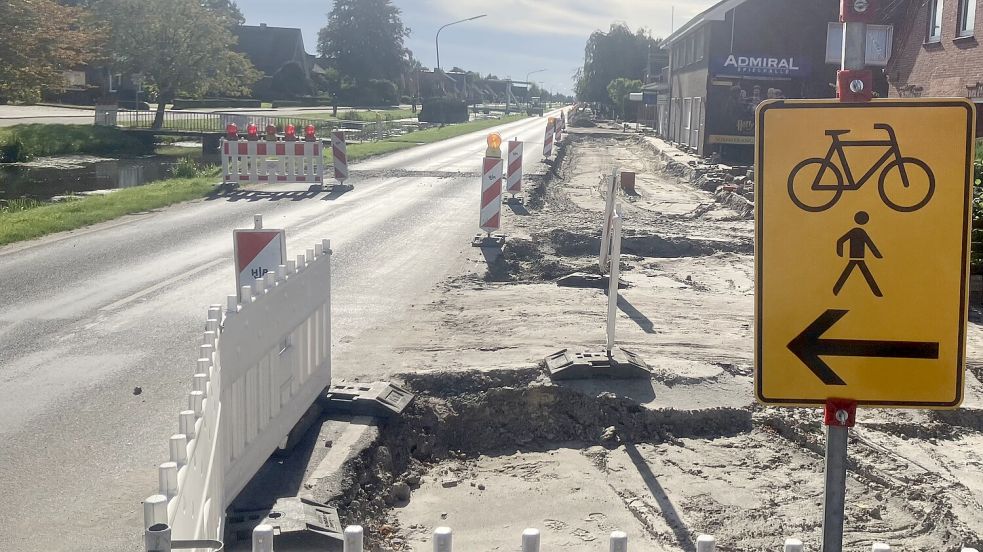 Auch für den Kfz-Verkehr gesperrt ist etwa seit Mitte August ein Teil der Straße „Splitting rechts“ in Papenburg, an dem der Rad- und Gehweg erneuert wird. Foto: Michael Kierstein