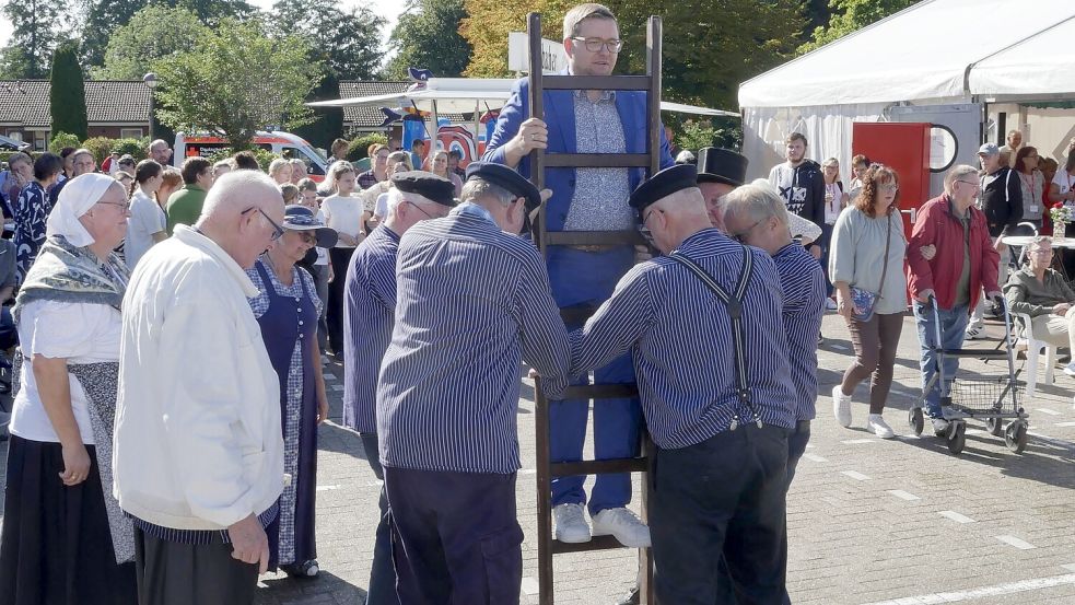 Barßels Bürgermeister Nils Anhuth (parteilos) wurde nicht nur als Gast, sondern auch als Teilnehmer beim historischen Löschtrupp Westoverledingen auf dem Sommerfest der Caritas Barßel-Saterland aktiv. Foto: Hans Passmann