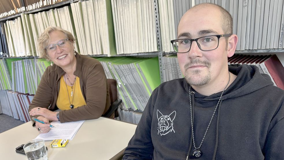 Eine „interessante Erfahrung“ machte jetzt Marcel Mettjes aus Ostrhauderfehn beim Fehntjer Herbstmarkt: Der 33-Jährige nahm am Pfahlsitzen teil – und gehörte zu den vier von zehn Teilnehmenden, die es schafften, 52 Stunden auf dem Pfahl zu bleiben. Wie das so war, berichtet der Mann mit dem erfolgreichen Sitzfleisch in der neuen Folge des Podcasts „Fertig, los!“ GA-Redakteurin Astrid Fertig. Foto: Marion Janßen