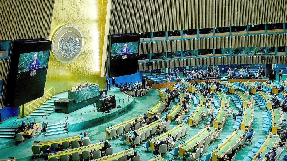 Viele Plätze blieben bei Netanjahus Auftritt leer. Foto: Kay Nietfeld/dpa