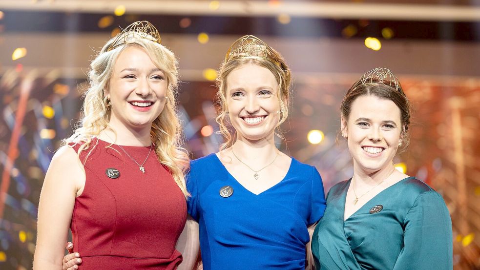 Königin Anna Zenz (M) mit den Prinzessinnen Emma Meinhardt (l) und Katja Simon (r) Foto: Hannes P Albert