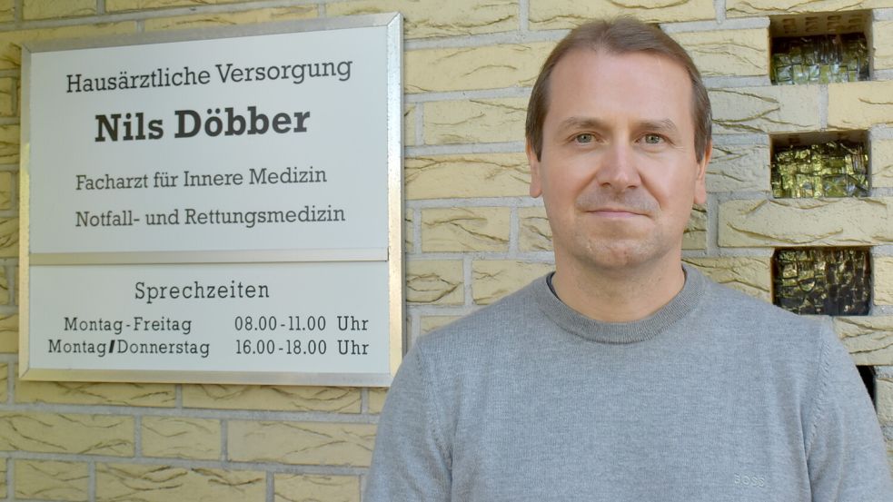 Am 1. Oktober wird Nils Döbber neuer Inhaber der Hausarztpraxis am Steinweg in Flachsmeer. Fotos: Henrik Zein