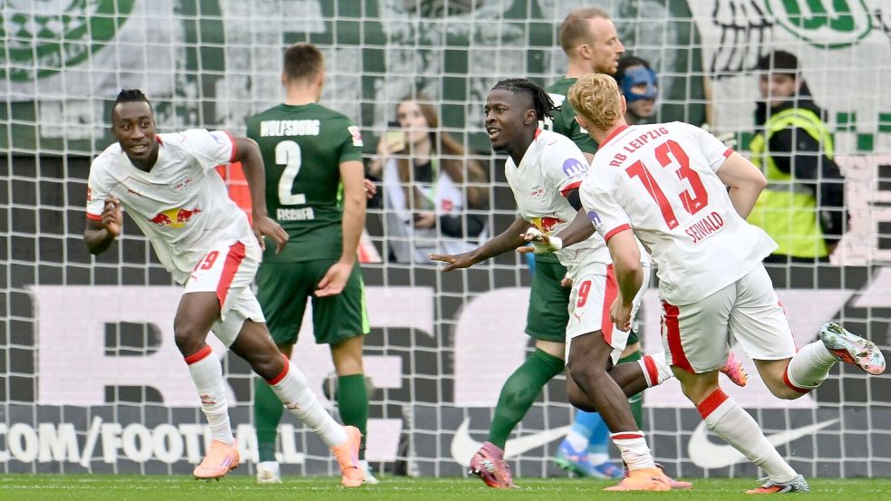 Das 600. Tor der Leipziger Bundesliga-Geschichte: Johan Bakayoko (r) jubelt über das 1:0 in Wolfsburg. Foto: Swen Pförtner