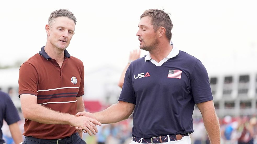 Zwischen Justin Rose (links) und Bryson DeChambeau wurde es vor dem abschließenden Handschlag emotional. Foto: Lindsey Wasson/AP/dpa