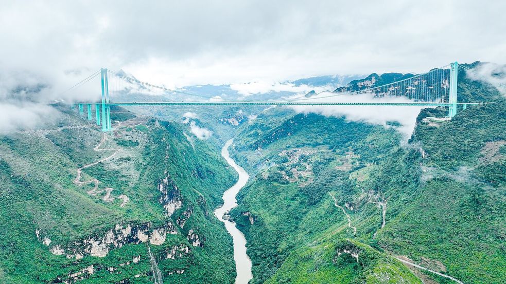 Die Huajiang Grand Canyon Bridge erreicht laut chinesischen Staatsmedien eine Höhe von bis zu 625 Metern. Foto: Ou Dongqu/XinHua/dpa